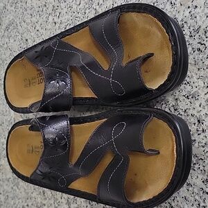 Nearly NEW! NAOT Black Leather Monterey Sandals Toe Loop Floral Design SZ  39 W8